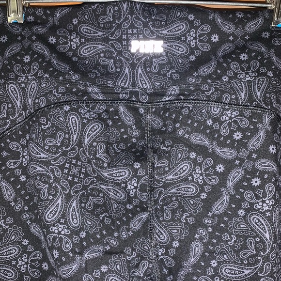 BNWOT PINK Sport paisley leggings. - Picture 3 of 8